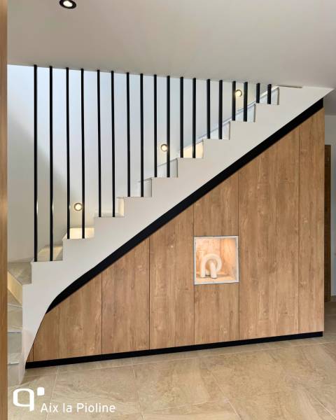 Sous escalier avec bibliothèque intégrée, éclairage LED et meuble d'entrée en claustra à Aix en Provence