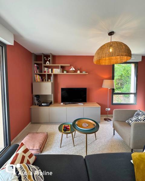 Meuble TV sur mesure bas et mini bar intégrée dans la bibliothèque à Aix en Provence