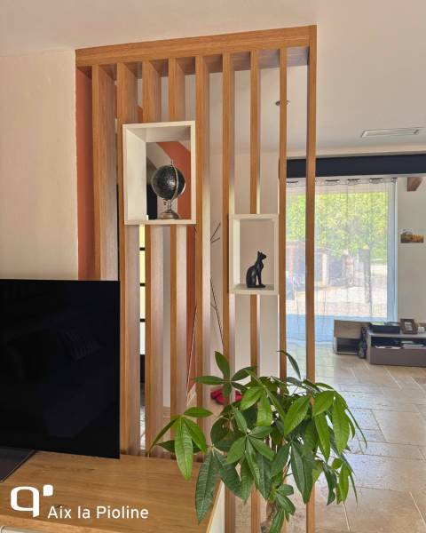 Claustra vertical sur mesure avec rangements et niches ouvertes bois et blanc à Aix en Provence