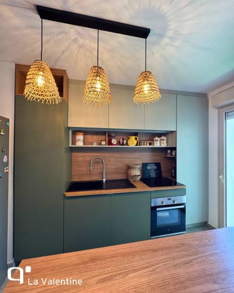 Cuisine sur mesure nuances de vert et bois avec ilôt intégré à Marseille 12ème