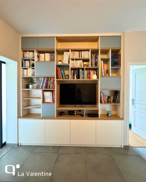 Mur de rangement sur mesure avec meuble TV intégré à Marseille 12ème
