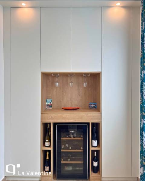 Cave à vin sur mesure avec bar intégré et rangement bois et blanc à Marseille 5ème