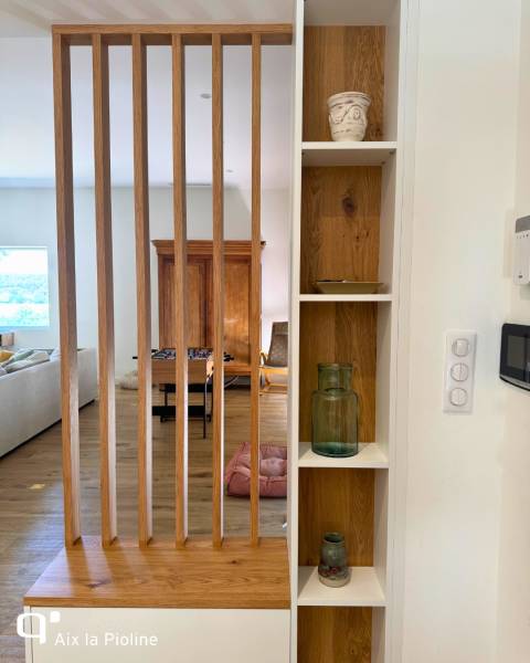 Séparation entrée et salon avec claustra sur mesure bois et blanc à aix en provence