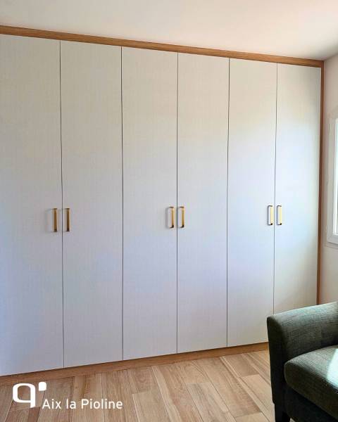 Dressing sur mesure avec poignées dorées design contemporain à Aix en Provence