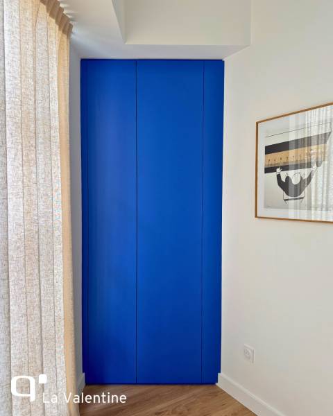 Dressing sur mesure bleu électrique pour une chambre d'enfant à Marseille 6ème