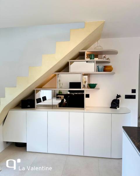 Espace sous-escalier sur mesure avec miroirs et bar intégré au Plan d'Aups
