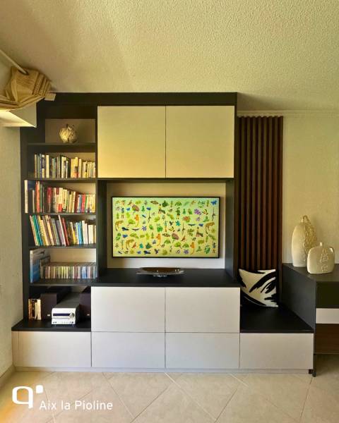 Meuble TV et bibliothèque sur mesure avec claustra à Aix en Provence