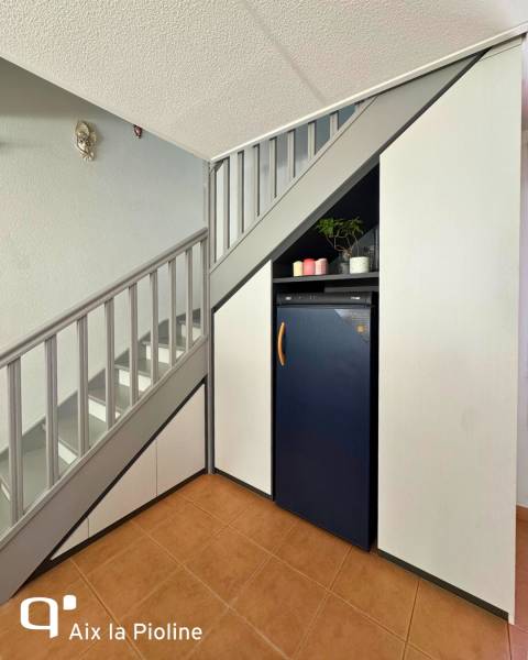 Sous-escalier sur-mesure avec des rangements intégrés à Aix en Provence