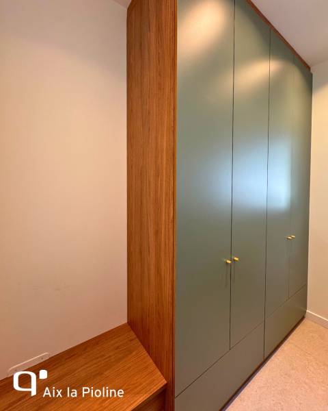 Dressing sur-mesure vert olive et noyer doré, une banquette intégrée et des poignées dorées, à Aix-en-Provence