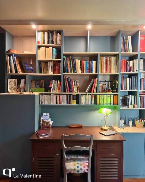 Un espace lecture et travail sur mesure bleu et bois à Marseille 13012