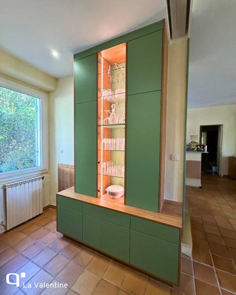 Vitrine sur mesure bois et vert mat avec verre rétroéclairé à Marseille 13012