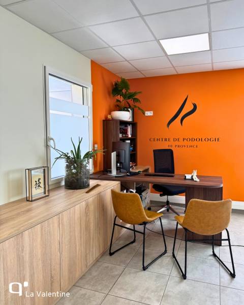 Aménagement professionnel de bureaux sur-mesure dans un centre de podologie à Aix en Provence