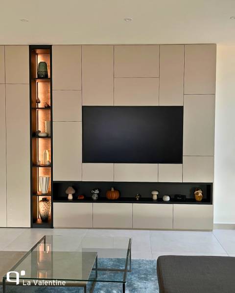 Composition sur mesure d'un espace TV et d'une porte sous tenture à Marseille