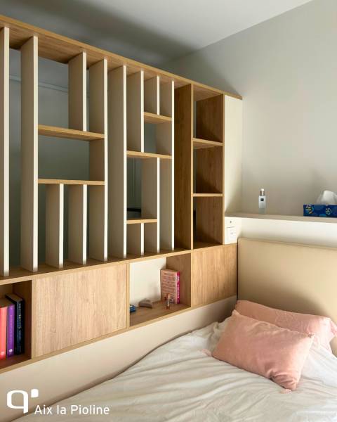Espace chambre sur mesure avec bureaux et claustra intégré autour du lit à Aix La Pioline