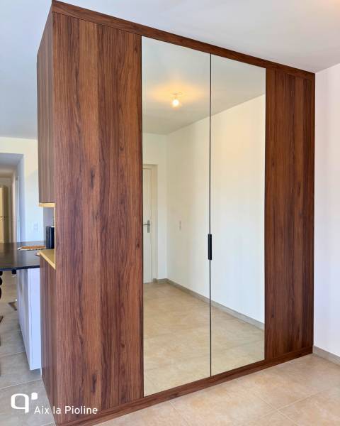 Dressing d'entrée sur mesure noyé brun et moutarde avec penderie escamotable intégré