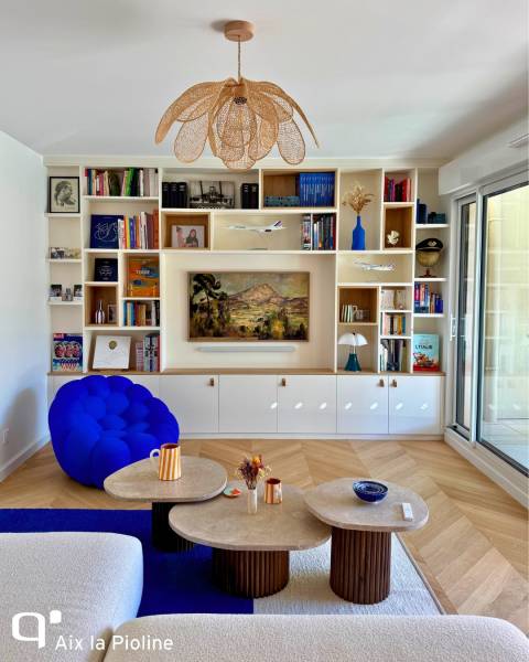 Aménagement d'une bibliothèque sur mesure avec niches ouvertes et fermées à Aix en Provence