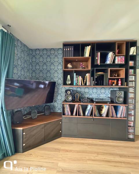 Espace audiovisuel dans le salon avec coin TV dans les teintes sombres à Aix en Provence