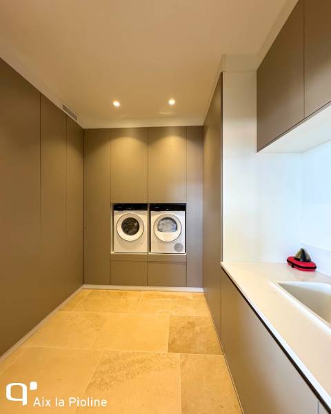 Buanderie tout hauteur sur-mesure fonctionnel et esthétique à Gordes