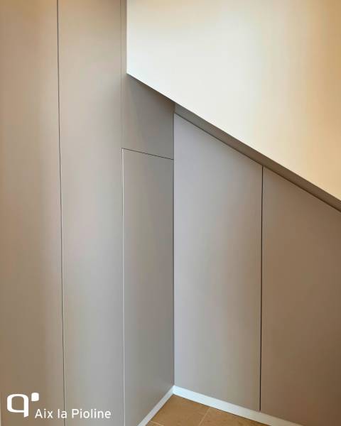 Espace sous-pente pour un dressing sur mesure signé Quadro Aix La Pioline à Gordes