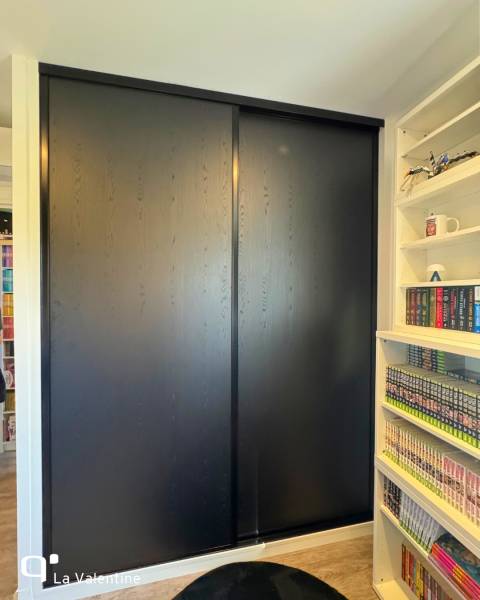 Placard sur-mesure avec portes coulissantes pour une chambre d'ado dans les tons noirs à Marseille 13011
