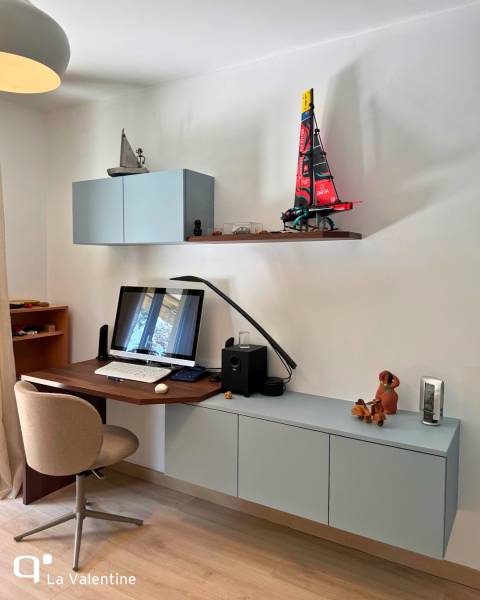 Espace de télétravail sur-mesure avec découpe en arrondi à Marseille 13008