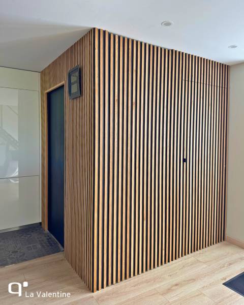 Entrée sur-mesure de claustra bois pour dissimuler des accès à des rangements à Marseille 13012