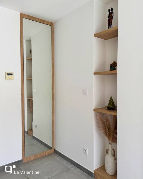 Entrée sur mesure avec miroir intégré et étagère de rangement bois et blanc à Marseille 13009