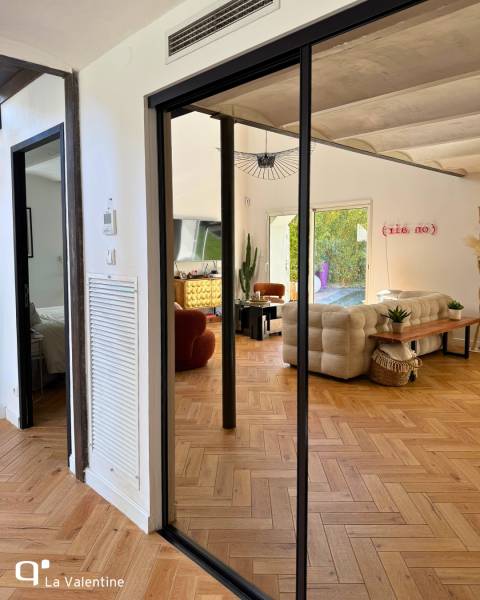 Portes de placards sur-mesure en miroir bronze et encadrement noir à Marseille 13012