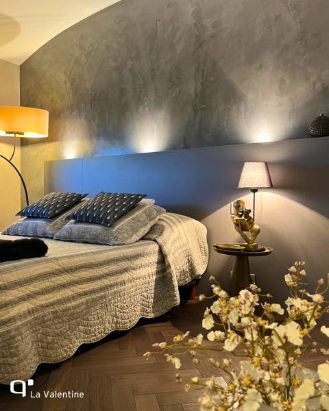 Tête de lit sur mesure rétroéclairée pour une suite parentale à Marseille