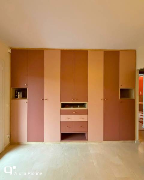 Dressing terracotta et nudes abricot avec niches, penderies et tiroirs intégrées à Tavernes