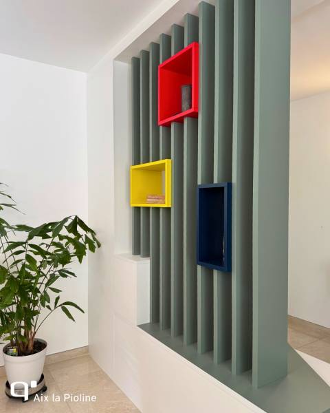 Entrée claustra vert eucalyptus sur mesure avec niches colorées à Aix centre