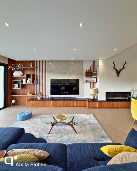 Salon et meuble tv sur mesure avec claustra noyer brun et noir mat à Aix en Provence