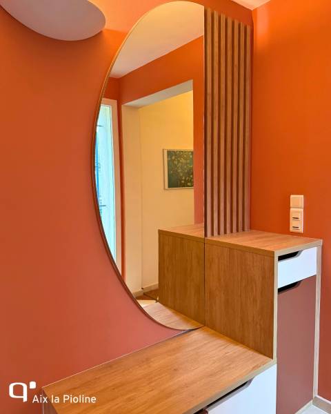 Entrée sur mesure claustra et miroir arrondi bois, terracotta et blanc
