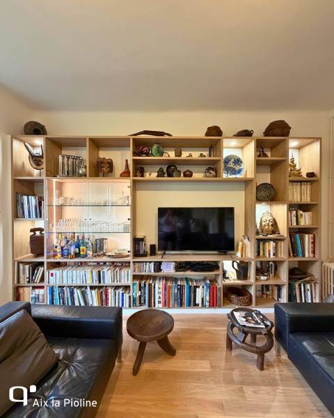 Bibliothèque sur mesure avec vitre rétroéclairée et niches ouvertes à Aix en Provence centre