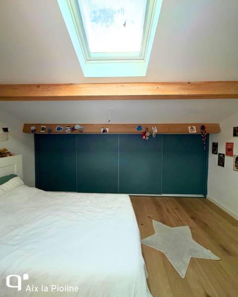 Dressing sur mesure sous-pente vert eucalyptus avec portes coulissantes à Aix-en-Provence