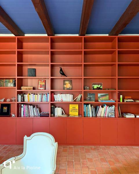 Bibliothèque sur-mesure tout hauteur rouge laqué mat à Marignane