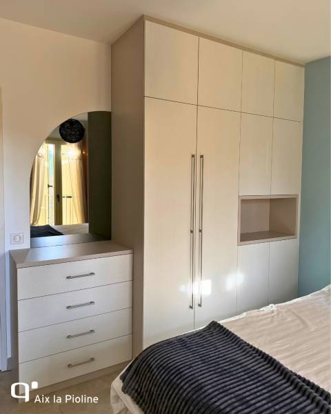 Assortiment de meubles pour une chambre parentale avec dressing, commode et tables de chevets à Aix en Provence