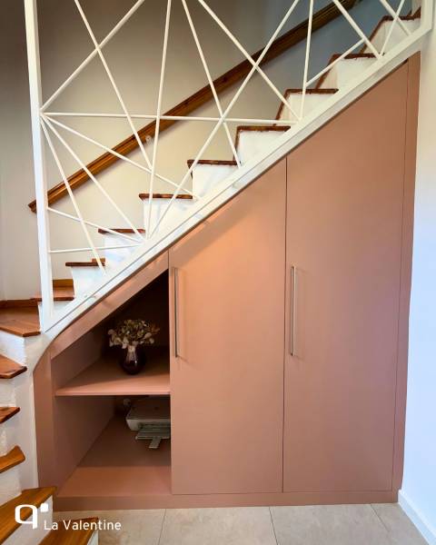 Rangement sous-escaliers sur mesure couleur nude abricot avec niches ouvertes et poignées verticales à Marseille 13012