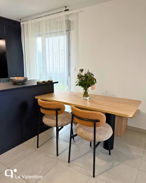 Cuisine noir mat et bois sur-mesure avec ilôt central et rangement adapté avec banquette à Marseille 11eme