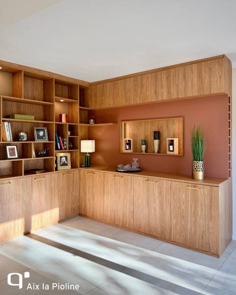 Bibliothèque graphique sur mesure bois et terracotta tout hauteur avec niches éclairées à Aix en Provence