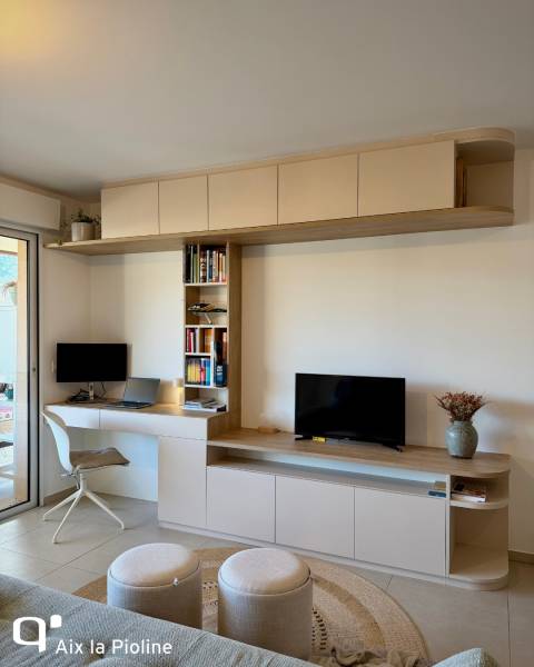 Séjour sur mesure alliant bureau pour télétravail, bibliothèque murale et meuble TV à Aix en Provence