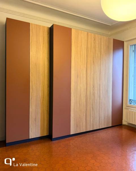 Dressing sur-mesure pour une chambre parentale Terracotta et noyer doré à Marseille 13005