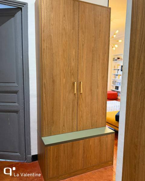 Meuble d'entrée sur-mesure bois et vert eucalyptus dissimulant un tableau électrique à Marseille 13005