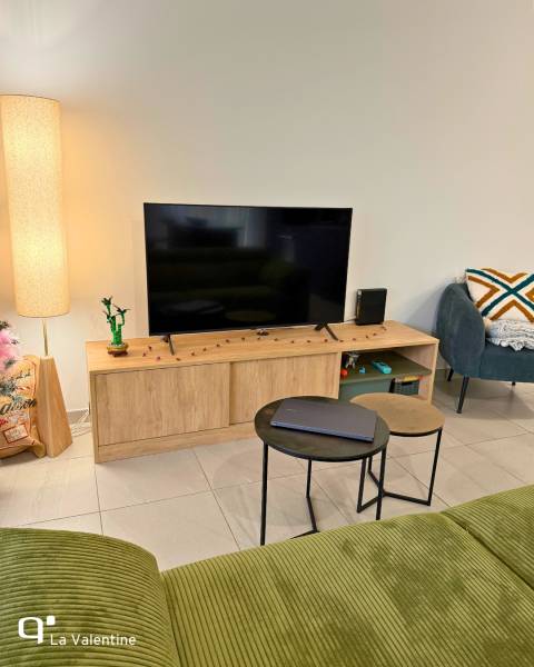 Meuble bas TV sur mesure avec portes coulissantes et niches ouvertes à Marseille 13011