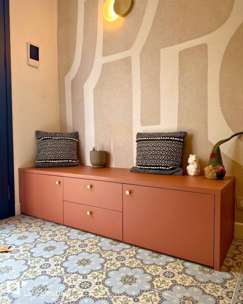 Meuble d’entrée sur-mesure avec banquette Terracotta et poignées dorés dans le 13012