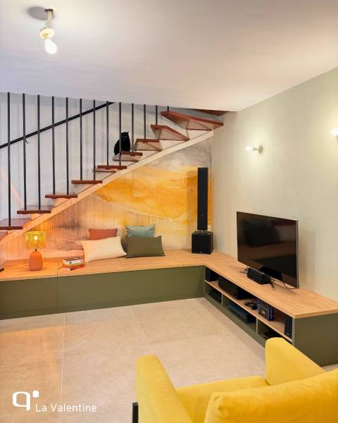 Meuble TV sur mesure sous escaliers avec banquette et rangement à La Penne sur Huveaune