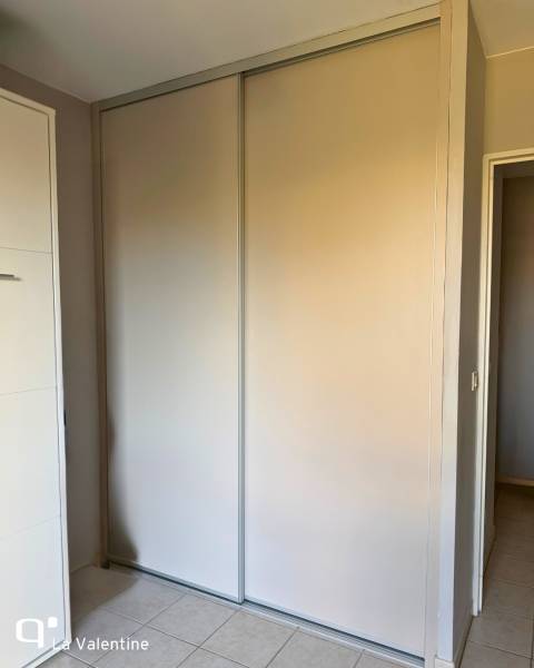 Dressing avec penderies, étagères ajustables et tiroir à chaussure à Marseille 13012