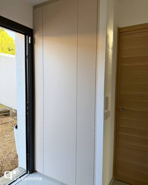 Une entrée sur-mesure avec des façades épurées et portes coulissantes à Marseille 13013