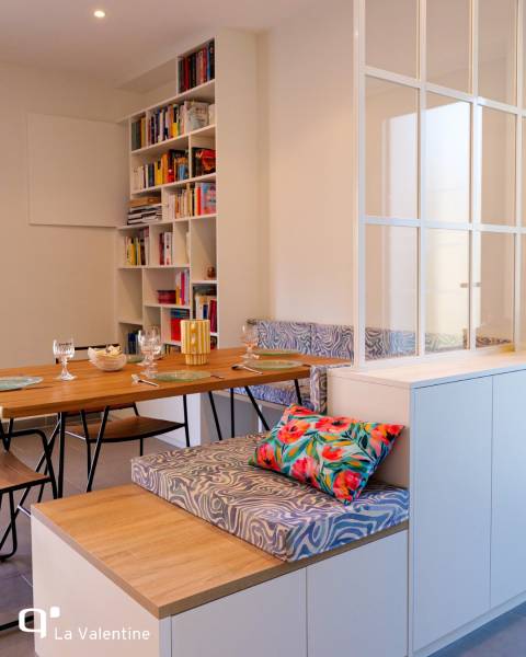 Aménagement d'une bibliothèque toute hauteur avec banquette intégrée, verrière et meuble d'entrée à La Penne sur Huveaune