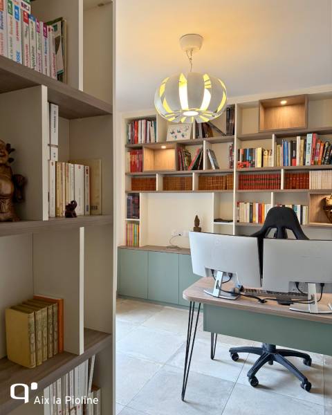 Espace de télétravail sur mesure avec lit relevable et bibliothèque à Aix en Provence